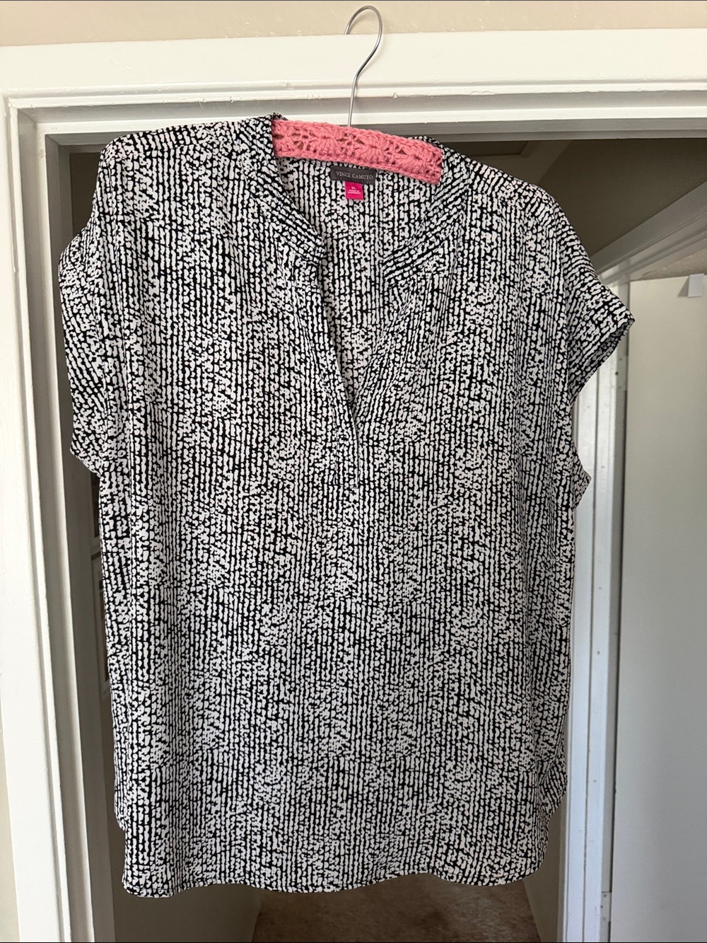 Vince Camuto Black & White Textured Print Cap Sleeve Top